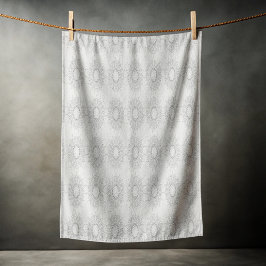 Kleine witte bloemmotief gevallen op het landelijk strandlaken