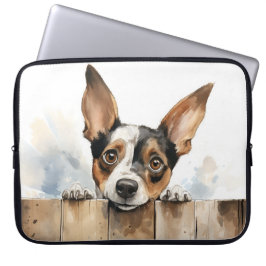 KLEINE WITTE EN BRUINE PUPPY HOND DIE OVER HET HEK LAPTOP SLEEVE