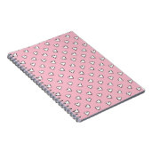 Kleine witte harten op roze notitieboek (Rechterzijde)