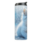 Kleine witte kitten in de sneeuw thermosbeker (Gedraaid links)