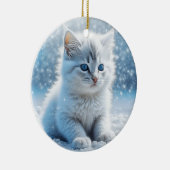 Kleine witte kitten in sneeuw gepersonaliseerde ke keramisch ornament (Rechts)