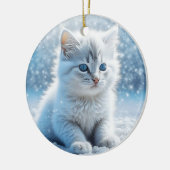 Kleine witte kitten in sneeuw gepersonaliseerde ke keramisch ornament (Links)