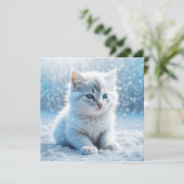 Kleine witte kitten in sneeuw kerst (Staand voorkant)