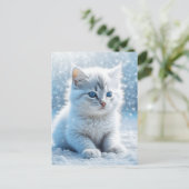Kleine witte kitten in sneeuw kerst briefkaart (Staand voorkant)