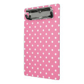 Kleine witte pooldots op opgerolde roze mini klembord (Angled2)