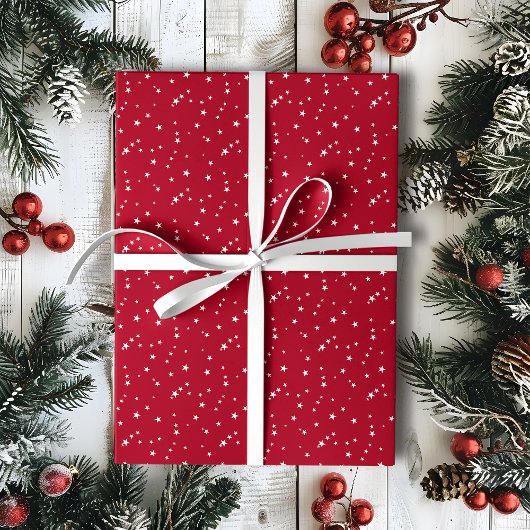 Kleine witte sterren op rode kerst cadeaupapier