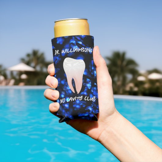 Kleine witte tand op blauw seltzer blikjeskoeler (Insitu Zwembad)