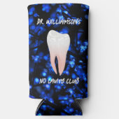 Kleine witte tand op blauw seltzer blikjeskoeler (Voorkant)