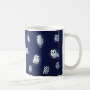 Kleine witte uilen op een donkerblauwe achtergrond koffiemok