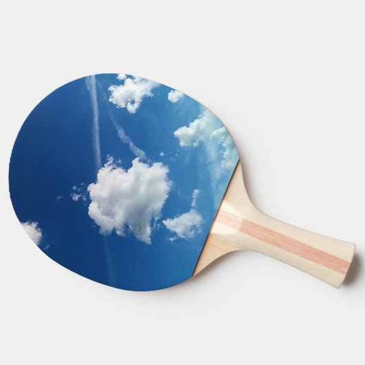 Kleine wolken in het licht tafeltennisbatje (Zijkant)