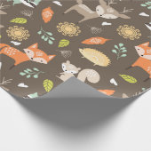 Kleine Woodlanddieren op bruine achtergrond Cadeaupapier (Hoek)