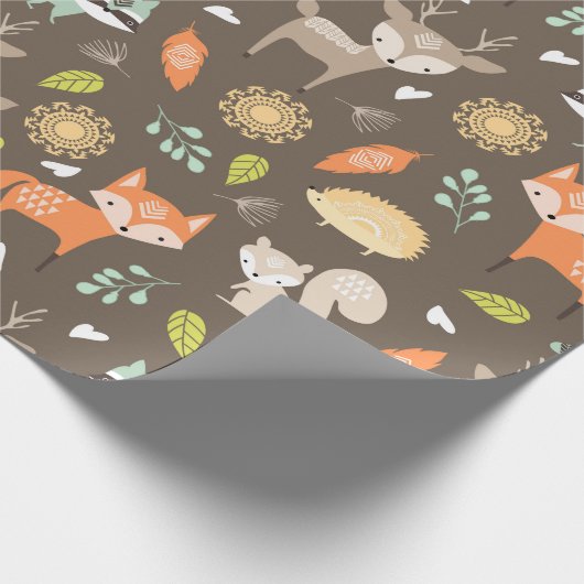 Kleine Woodlanddieren op bruine achtergrond Cadeaupapier (Hoek)