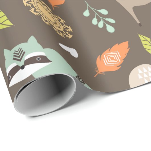 Kleine Woodlanddieren op bruine achtergrond Cadeaupapier (Rol Hoek)