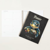 Kleine zee schildpad verkennen met haar vriend. planner (Display)