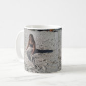 kleine zeemeermin op strand van bbillips koffiemok (Voorkant links)