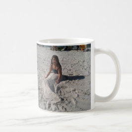 kleine zeemeermin op strand van bbillips koffiemok