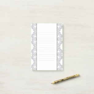 Kleine zwart-wit-huizen vormen een rand met lijnen post-it® notes
