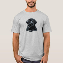 Kleine zwarte hond, langwerpig met zachte ogen en  t-shirt