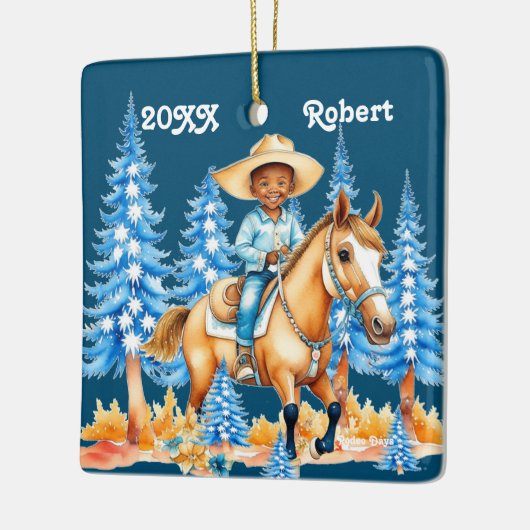 Kleine zwarte jongen op paard winterscène aangepas keramisch ornament (Links)