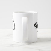 Kleine zwarte kat grote koffiekop (Achterkant)