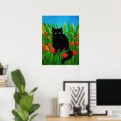 Kleine zwarte kat in een tulpentuin poster (Thuiskantoor)