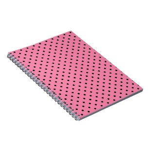 Kleine zwarte stippen op hete roze notitieboek