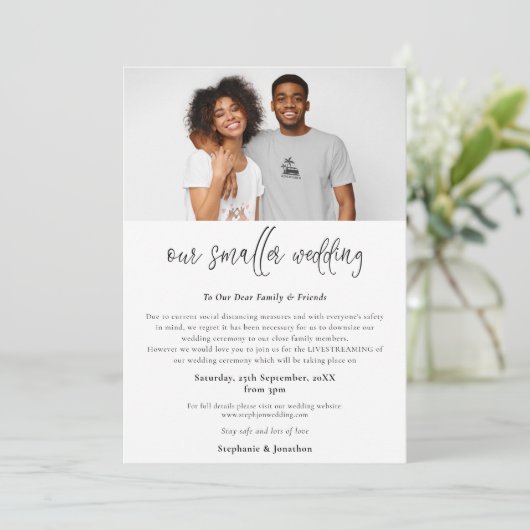 Kleinere Trouwfeest Downsize Foto Script Modern Aankondiging (Staand voorkant)