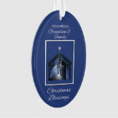 Kleinzoon en Familie Kerstmis Zegen Manger Ornament (voorkant)
