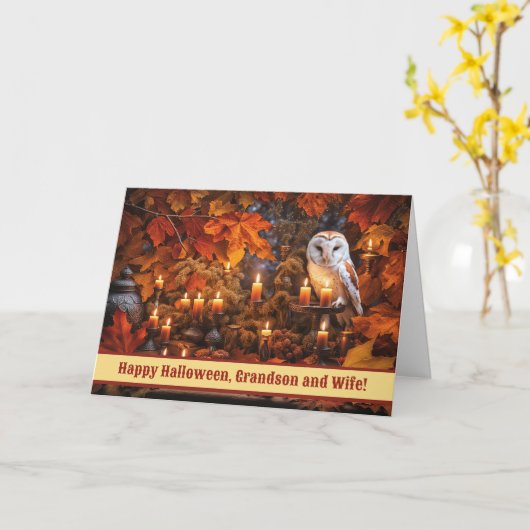 Kleinzoon en vrouw blij Halloween met uil Kaart (Gele Bloem)