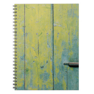 Klepfoto van geel en blauwgroen houten bord notitieboek
