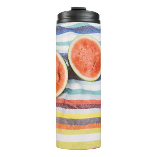 Klepfoto van gesneden watermeloenen op doek thermosbeker