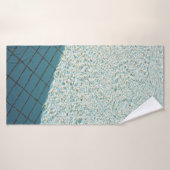 Klepfoto van witte tegelpartij badhanddoek (Badhanddoek)