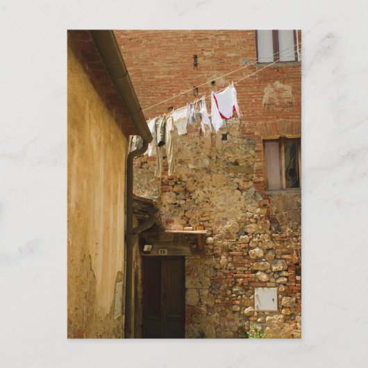 kleren die op een kast hangen om te drogen; briefkaart (Voorkant)