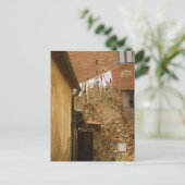 kleren die op een kast hangen om te drogen; briefkaart (Staand voorkant)