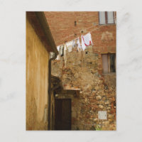 kleren die op een kast hangen om te drogen;