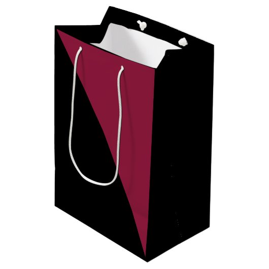 Kleur Block Gift Bag (Black & Berry Red) Medium Cadeauzakje (Voorkant Gekanteld)
