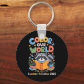 Kleur Ons Wereld Zomer Leesprogramma 2025 Grappig Sleutelhanger (Voorkant)