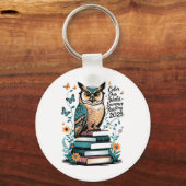 Kleur Ons Wereld Zomer Leesprogramma 2025 Uil _1 Sleutelhanger (Voorkant)