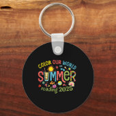 Kleur onze Wereld Zomer 2025 Zomer Leesprogramma Sleutelhanger (Voorkant)