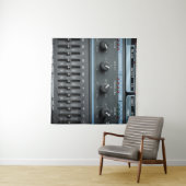 Kleurafbeelding van vele knoppen in een geluidsopn wandkleed (In Situ (horizontaal))