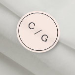 Kleurbewerkbare minimalistische moderne monogram v ronde sticker<br><div class="desc">Blush en zwarte moderne chic, eenvoudig minimalistisch monogram ontwerp, perfect voor een moderne bruiloft of lente bruiloft. De wazige roze achtergrondkleur kan worden veranderd om uw trouwthema aan te passen, enkel klik "het aanpassen!"knoop, dan geef kleur onder de "Gedrukte AchtergrondKleur"sectie uit. Eigen zelfgemaakte sticker voor een persoonlijk tintje aan je...</div>