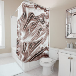 Kleurbruine lange golvende sporen tegen witte acht douchegordijn