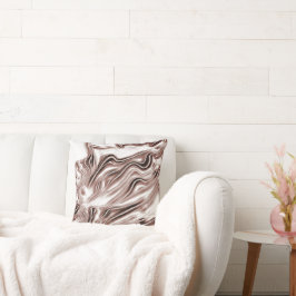 Kleurbruine lange golvende sporen tegen witte acht kussen