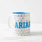 Kleurdriehoeken voor pasta's met blauwe aangepaste tweekleurige koffiemok (Voorkant links)