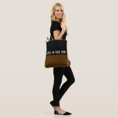 Kleuren DARK BROWN & jouw tekst Tote Bag (Op model)