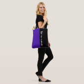Kleuren DARK VIOLET & jouw tekst Tote Bag (Op model)