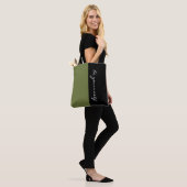 Kleuren OLIVE GREEN & jouw tekst Tote Bag (Op model)