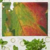 Kleuren van de Natuur "Maple Leaf Autumn" Fotograf Theedoek (Gevouwen)