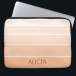 Kleurenblokken Peach Fuzz | Elegante naam Laptop Sleeve<br><div class="desc">Bescherm uw laptop met zachte elegantie in dit sleeve met kleurblokkering van Peach Fuzz. De warme en trendy tint, gecombineerd met gepersonaliseerde naamsdetails, maakt het een stijlvolle essentieel voor school, werk of reizen. Perfect voor studenten, professionals, of als een doordacht cadeau voor een speciaal iemand.</div>