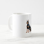 Kleurenpotloodschets van een Doberman Pinscher. Es Koffiemok (Voorkant links)